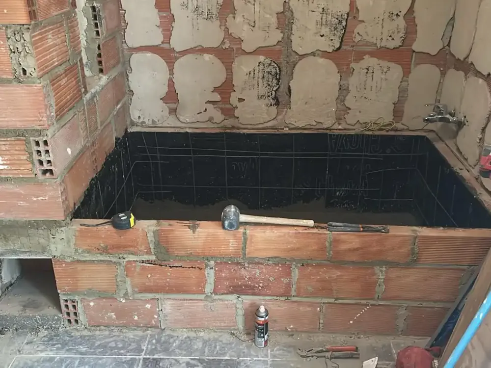 Bañera de obra en bruto antes de alicatar, reforma de baño en Santiago de Compostela