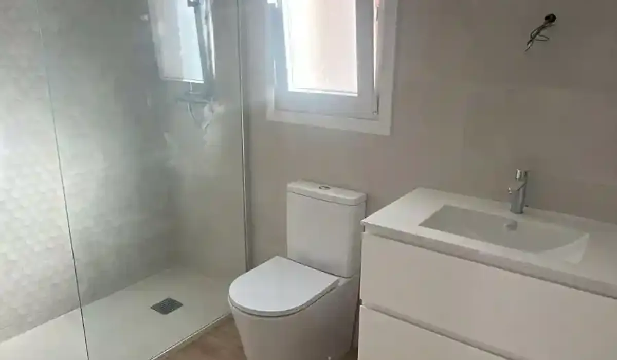 Baño reformado con acabados de calidad media en Santiago de Compostela