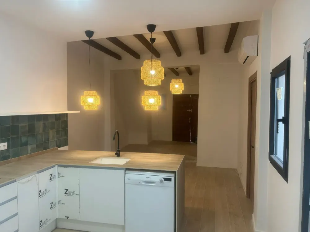 Reforma de cocina en Santiago con isla y lámparas colgantes