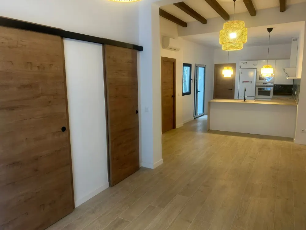 Reforma de cocina moderna con isla en Santiago de Compostela