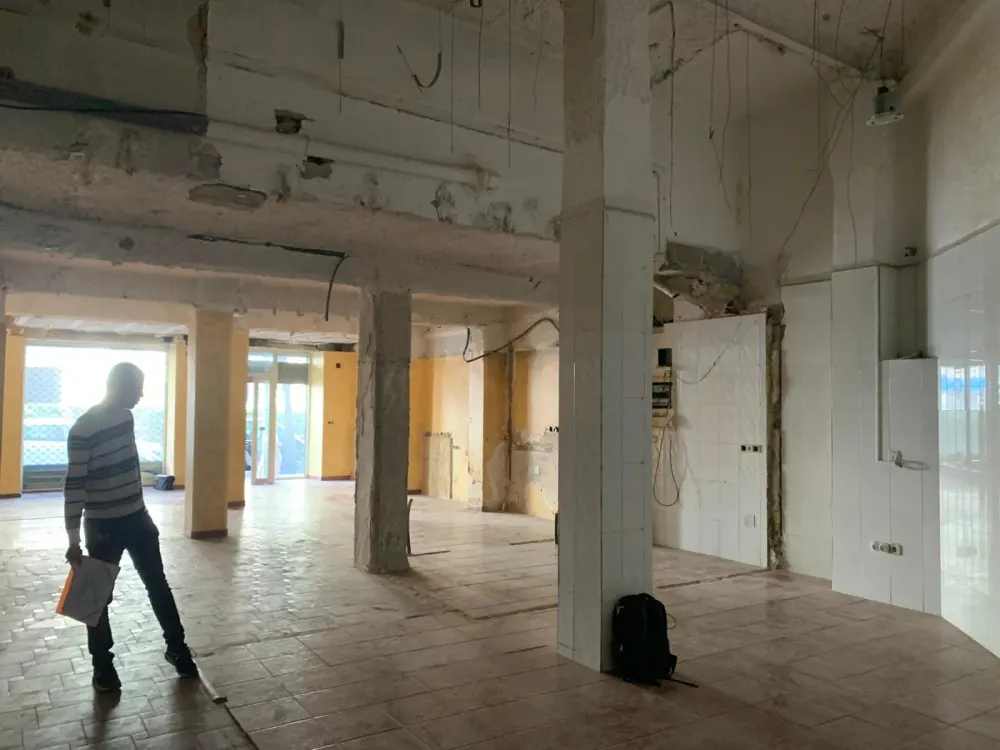 Local comercial en fase de demolición y espacio diáfano durante la reforma en Santiago