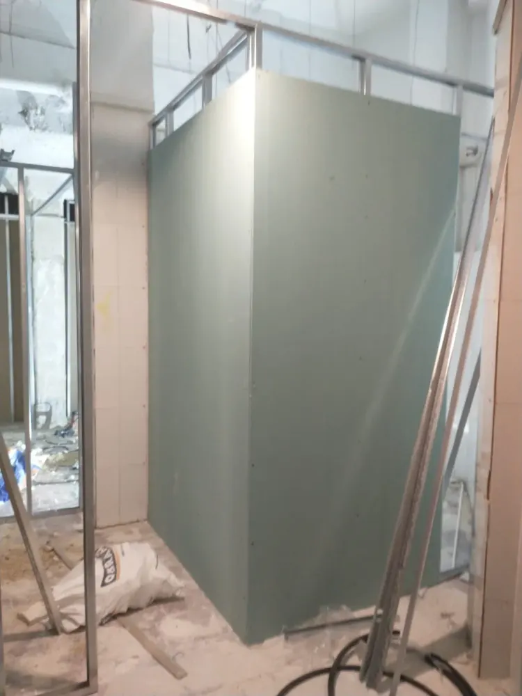 Cabina de pladur montada durante la reforma de un local comercial en Santiago