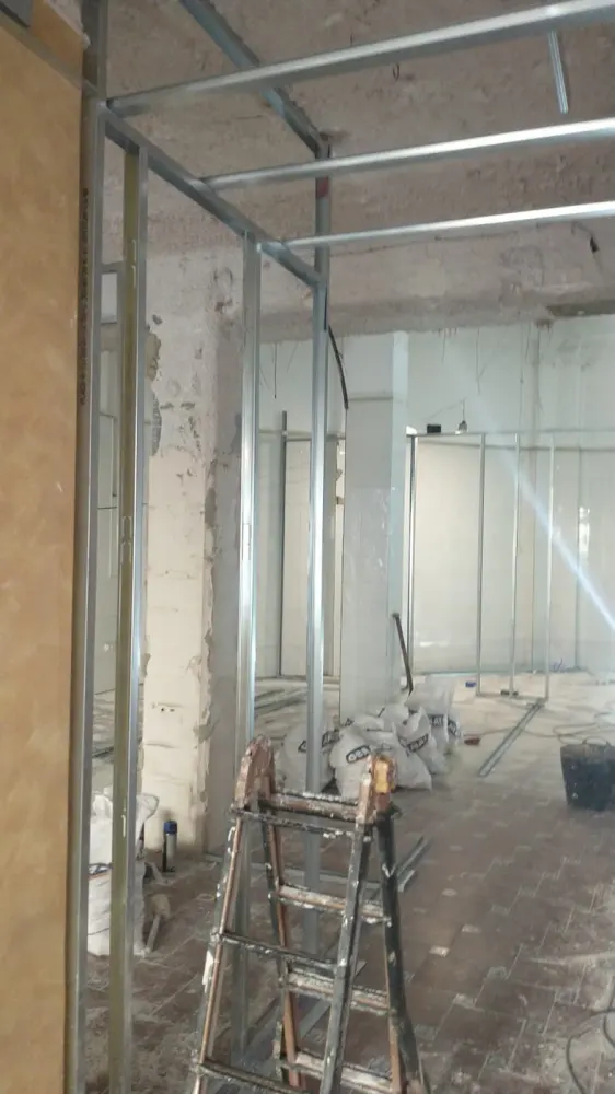 Montaje de estructura metálica para tabiquería de pladur en local comercial de Santiago