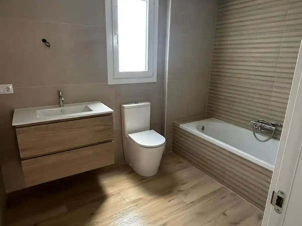 Reforma de baño completa en Santiago de Compostela con plato de ducha y alicatado nuevo