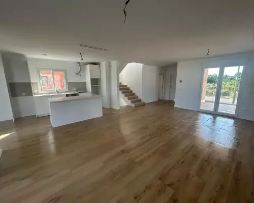 Cocina pequeña reformada en Santiago de Compostela con muebles hasta el techo