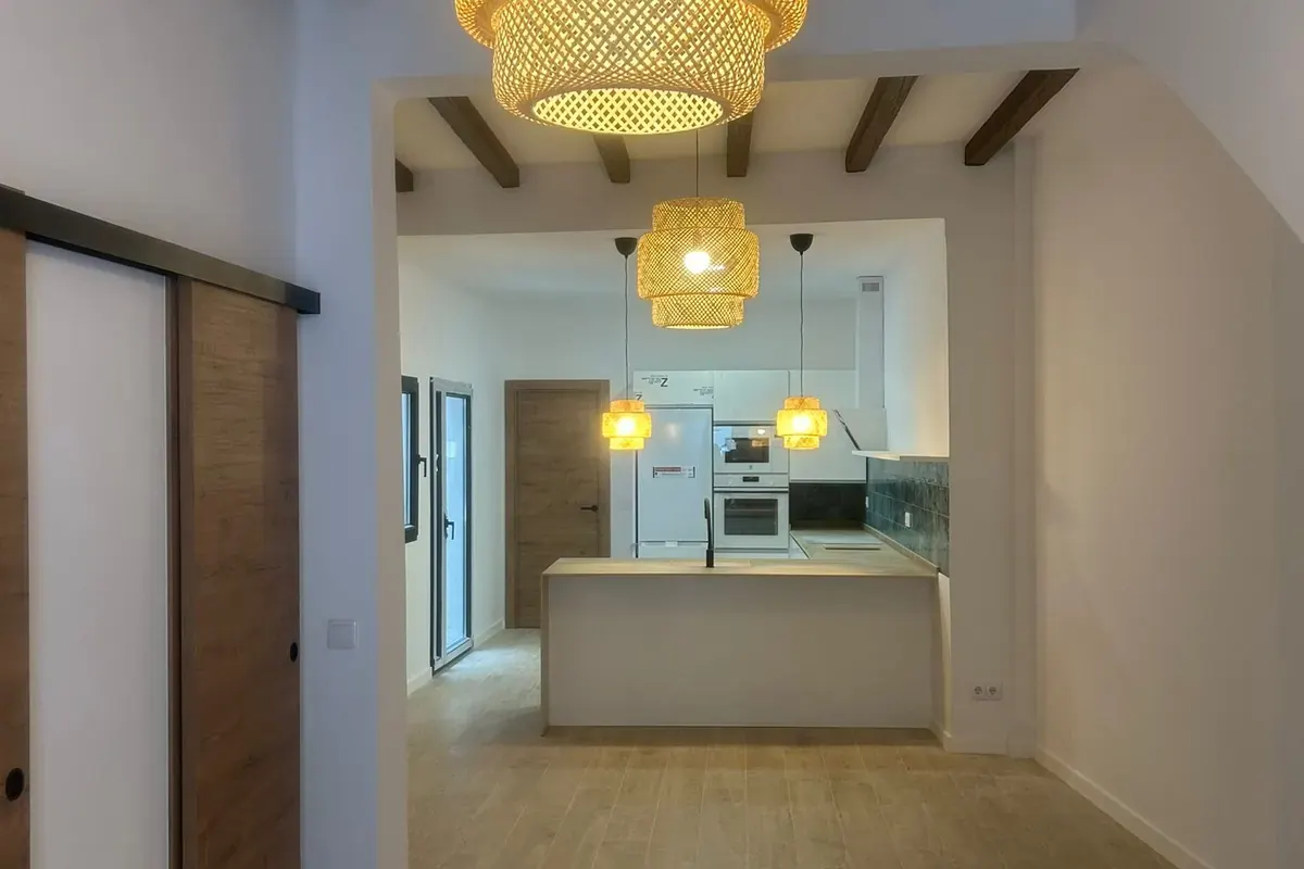Cocina abierta al salón terminada en reforma de vivienda en Boqueixón