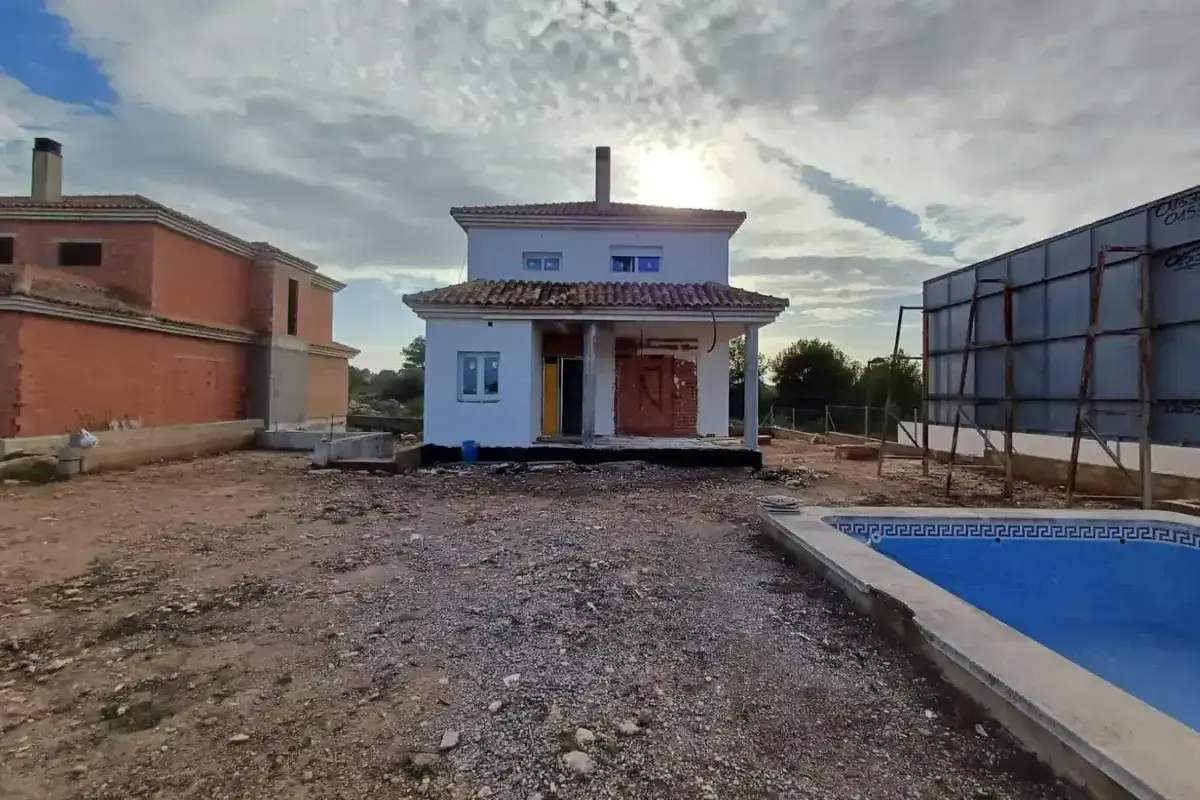 Vivienda unifamiliar con piscina en obra en Teo